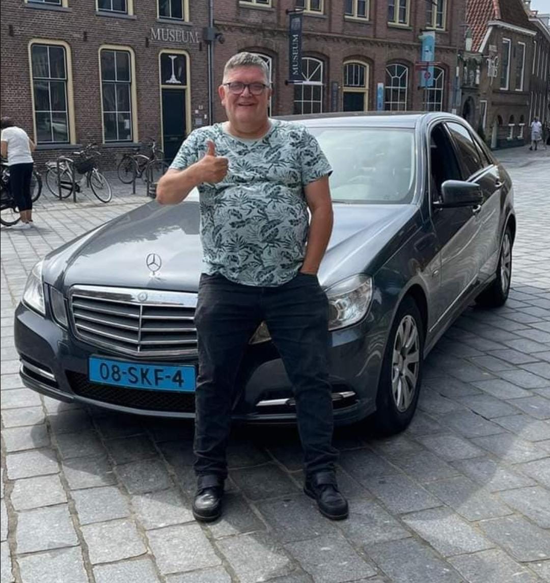 Rokus met zijn Mercedes in Haarlem